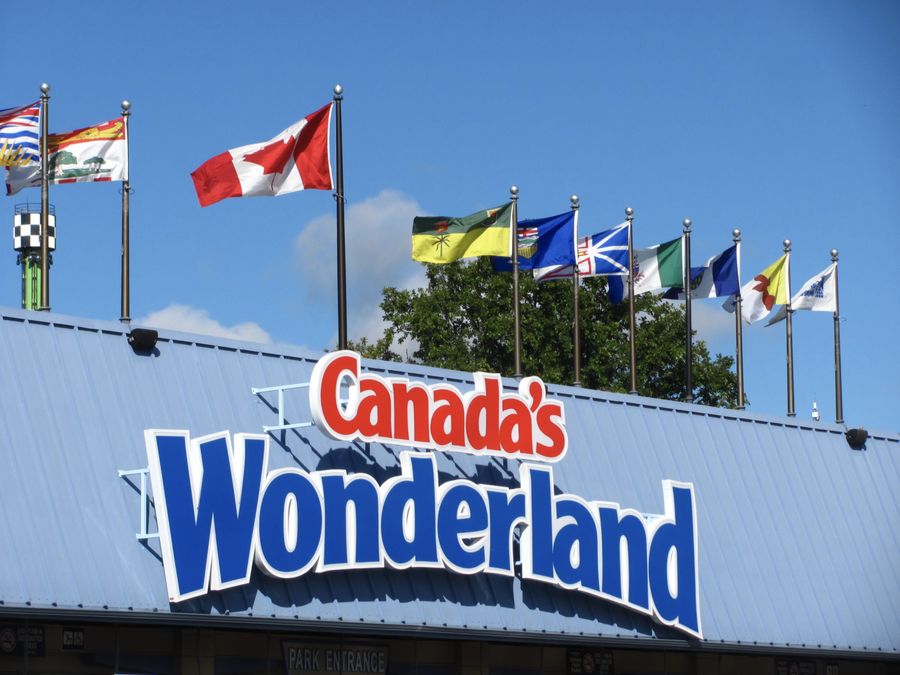 Canada's Wonderland entrance sign